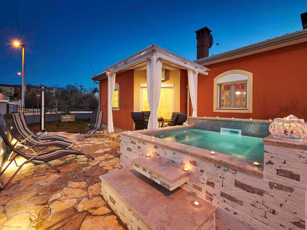 Ferienhaus mit Klimaanlage, Terrasse und Whirlpool