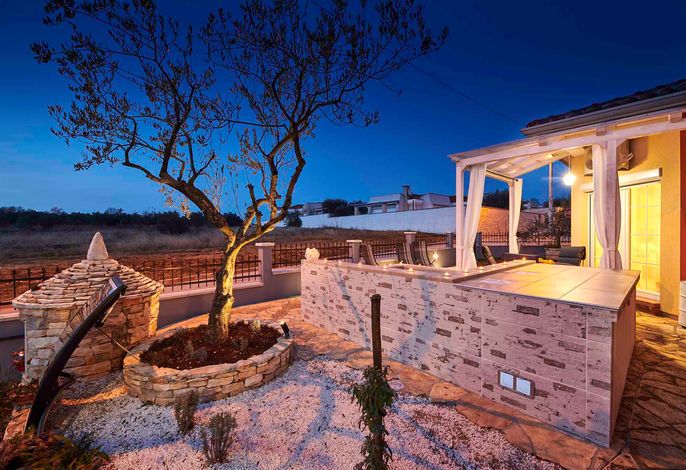 Ferienhaus mit Klimaanlage, Terrasse und Whirlpool – Foto 4