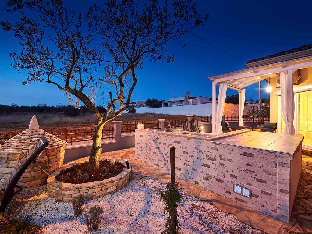 Ferienhaus mit Klimaanlage, Terrasse und Whirlpool