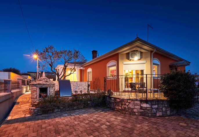 Ferienhaus mit Klimaanlage, Terrasse und Whirlpool – Foto 5