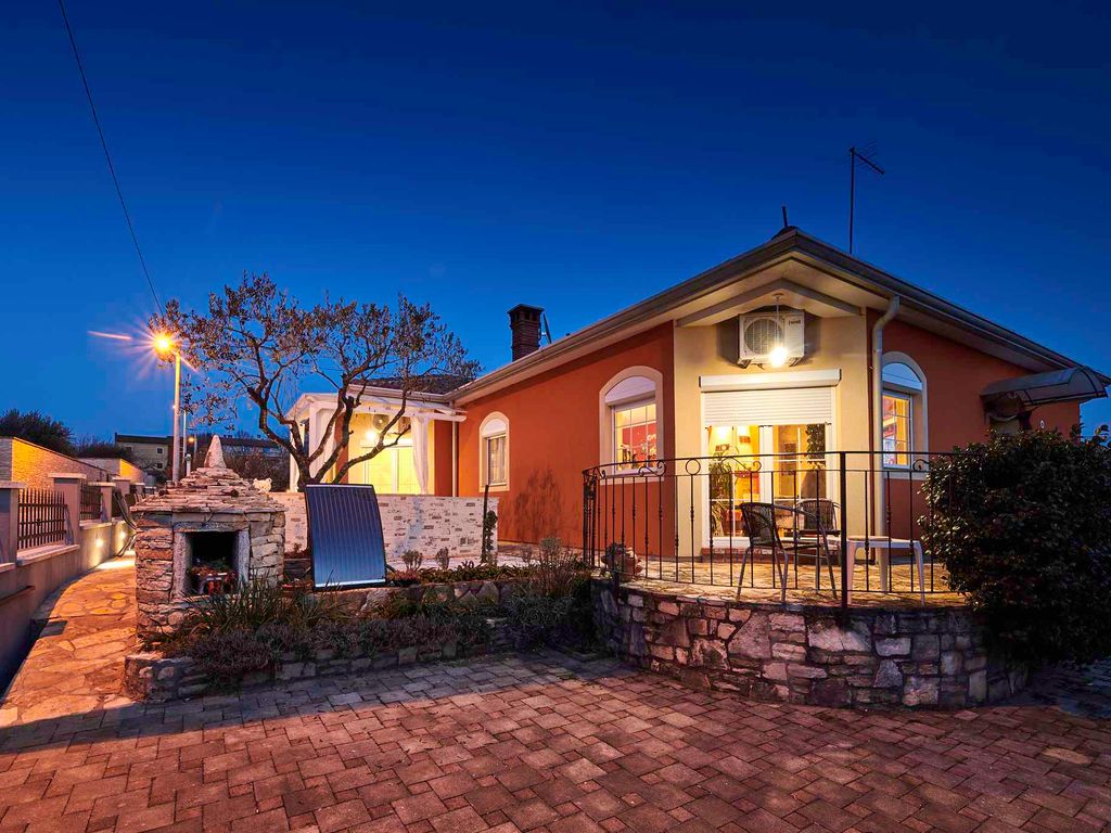Ferienhaus mit Klimaanlage, Terrasse und Whirlpool