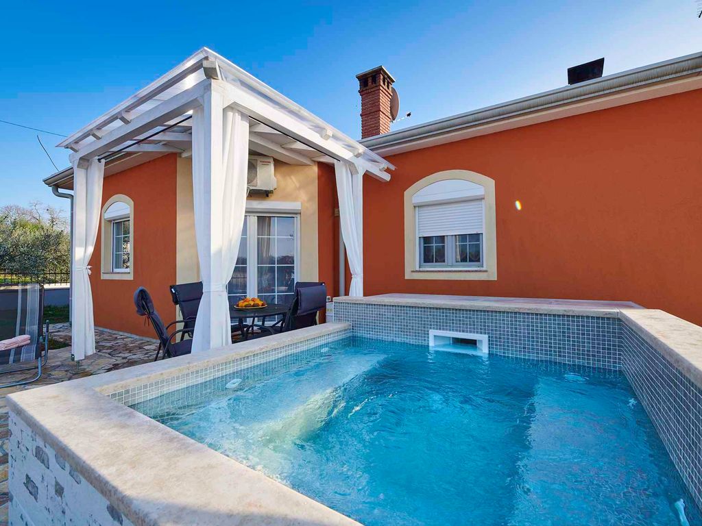 Ferienhaus mit Klimaanlage, Terrasse und Whirlpool