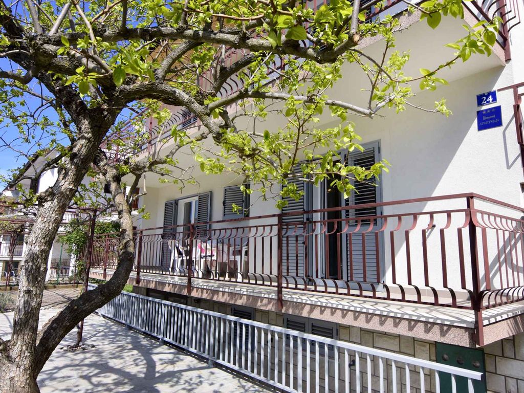 Ferienwohnung mit drei Schlafzimmern, Terrasse, Klimaanlage und Parkplatz