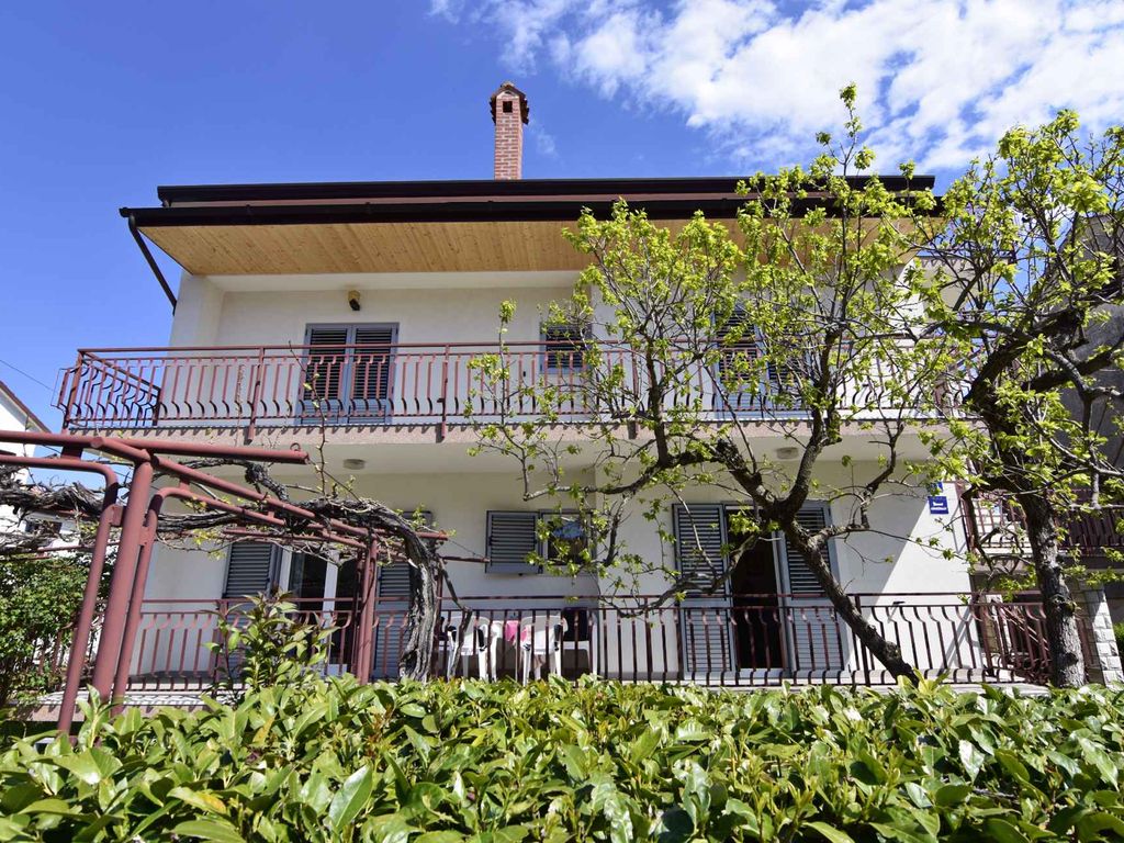 Ferienwohnung mit drei Schlafzimmern, Terrasse, Klimaanlage und Parkplatz