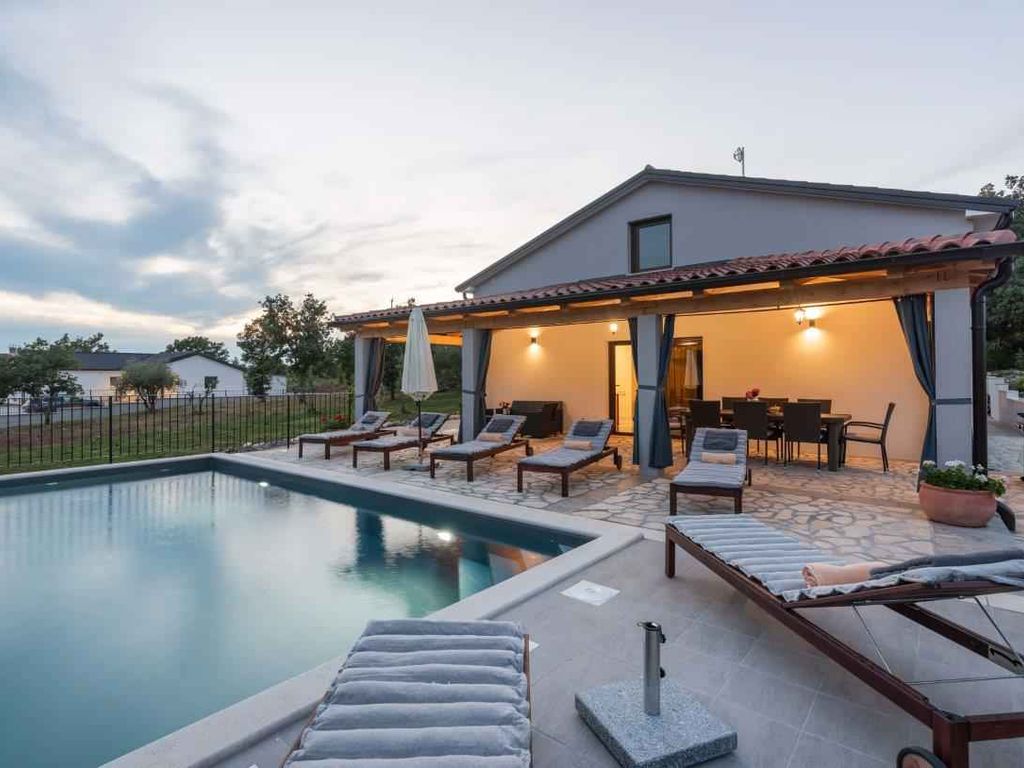 Ferienhaus Mit großem Garten Pool