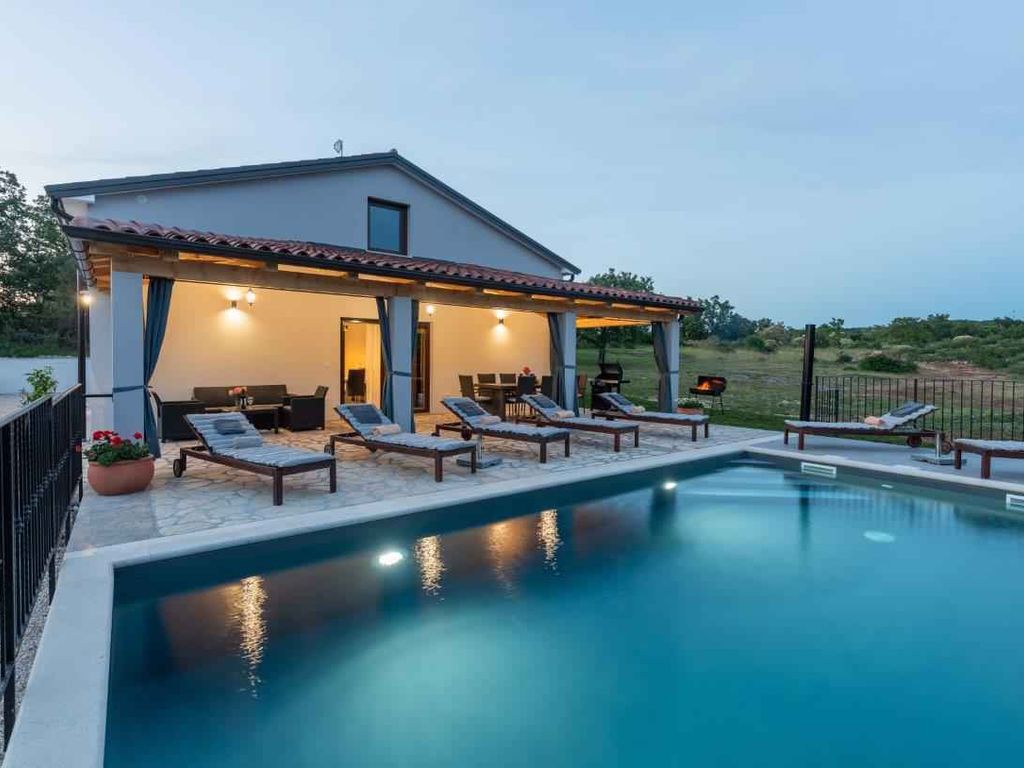 Ferienhaus Mit großem Garten Pool