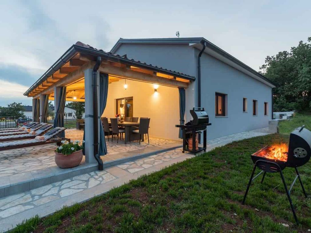 Ferienhaus Mit großem Garten Pool