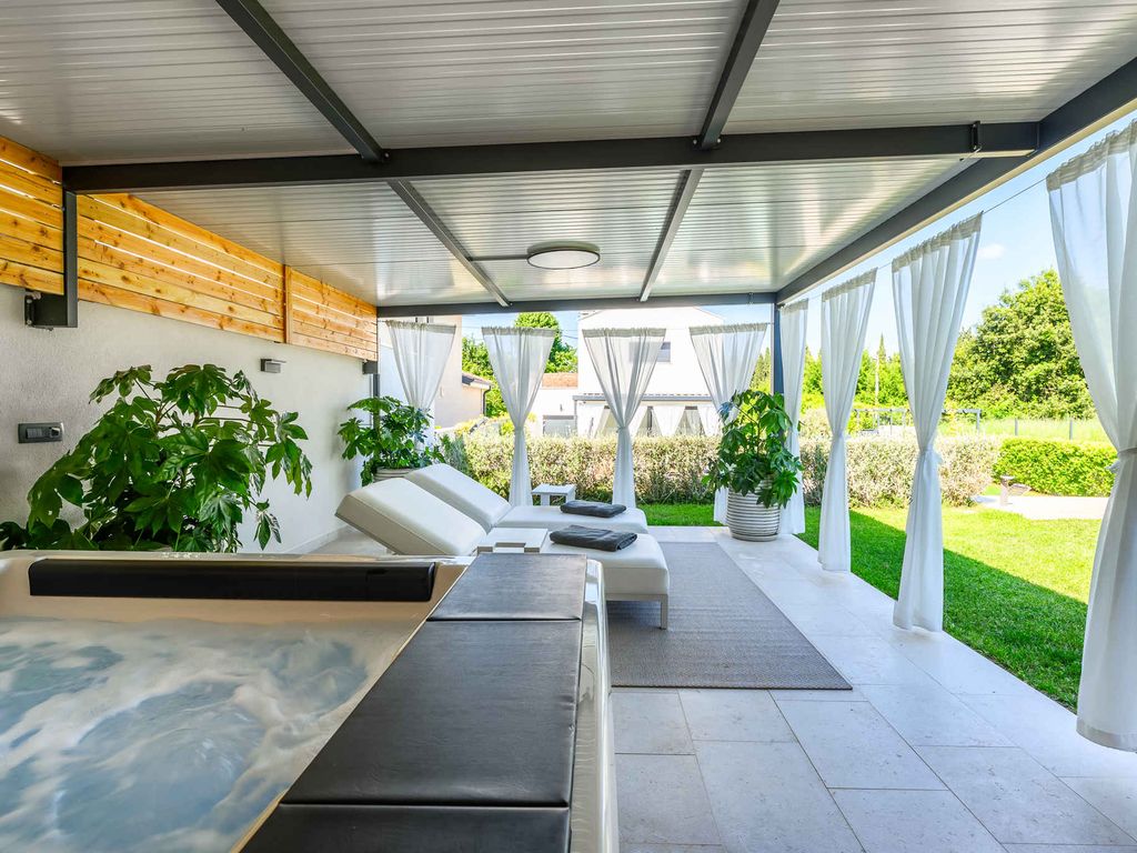 Villa mit Pool, Klimaanlage, Internet und einer großen überdachten Terrasse