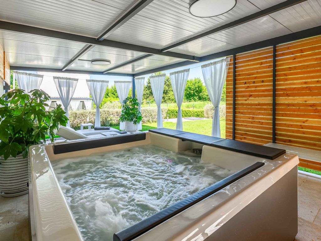 Villa mit Pool, Klimaanlage, Internet und einer großen überdachten Terrasse