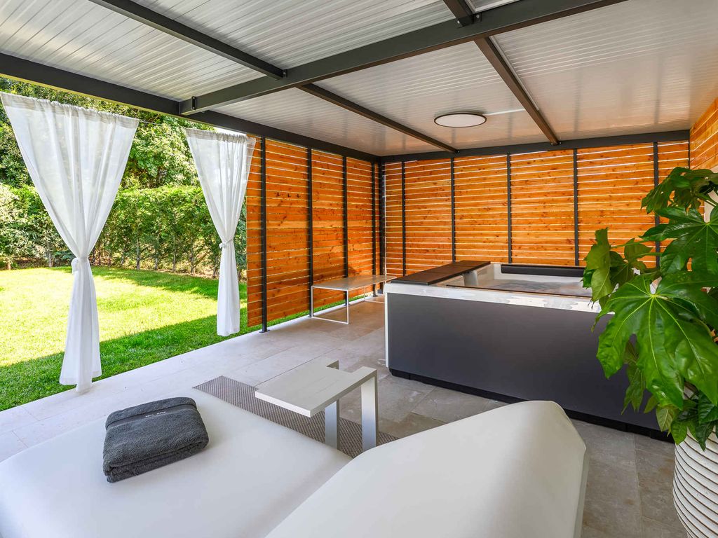 Villa mit Pool, Klimaanlage, Internet und einer großen überdachten Terrasse
