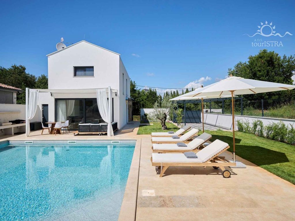 Villa mit Pool, Klimaanlage, Internet und einer großen überdachten Terrasse