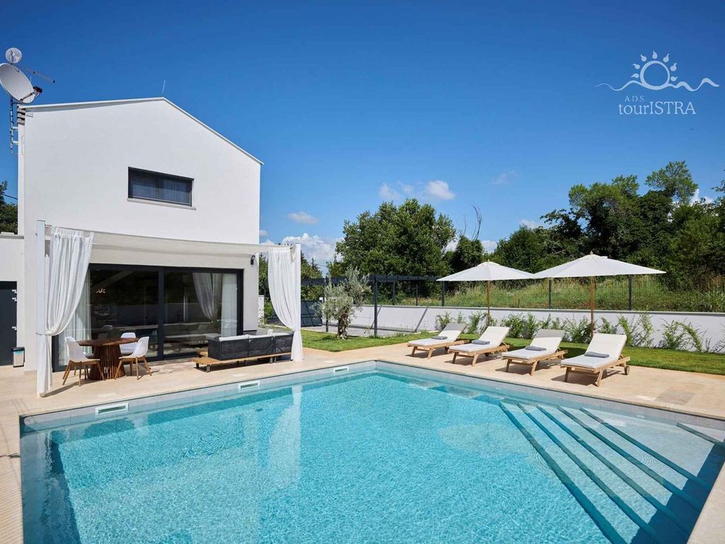 Villa mit Pool, Klimaanlage, Internet und einer großen überdachten Terrasse