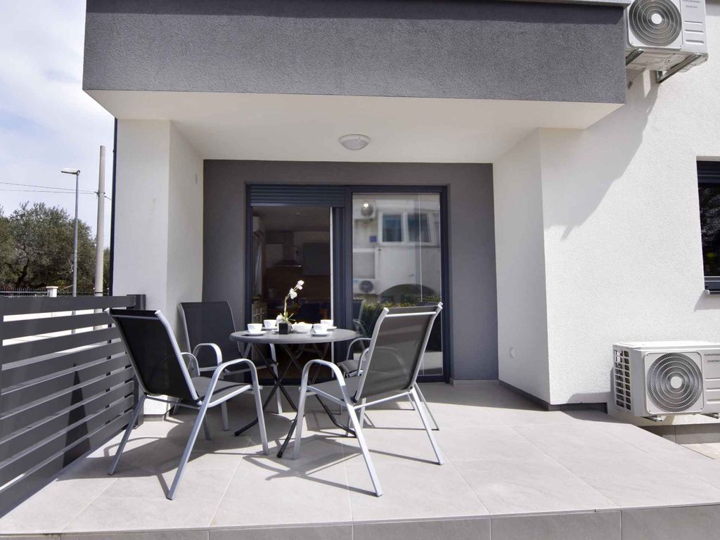 Ferienwohnung mit Terrasse und Klimaanlage in der Nähe des Meeres