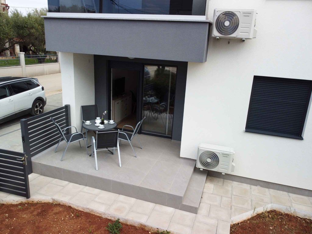 Ferienwohnung mit Terrasse und Klimaanlage in der Nähe des Meeres