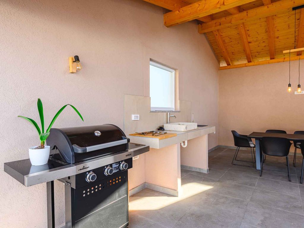 Villa mit Pool, Klimaanlage, Internet und überdachter Terrasse, nahe dem Meer