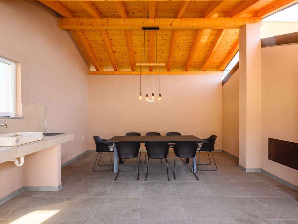 Villa mit Pool, Klimaanlage, Internet und überdachter Terrasse, nahe dem Meer