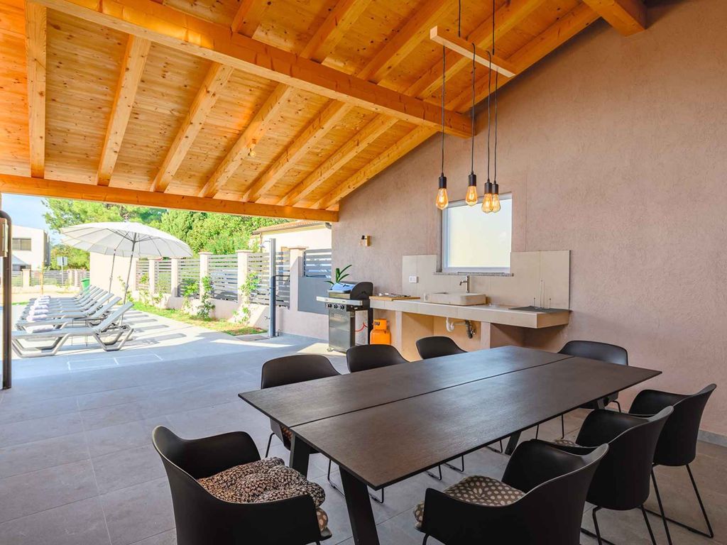 Villa mit Pool, Klimaanlage, Internet und überdachter Terrasse, nahe dem Meer