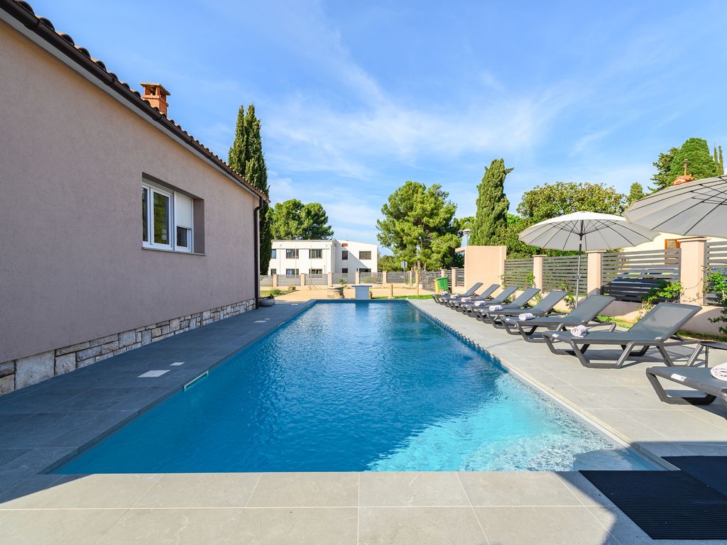 Villa mit Pool, Klimaanlage, Internet und überdachter Terrasse, nahe dem Meer