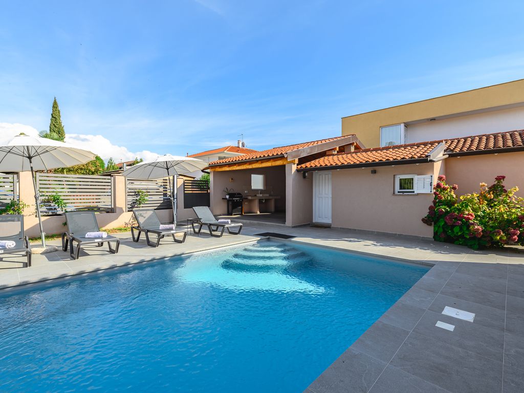 Villa mit Pool, Klimaanlage, Internet und überdachter Terrasse, nahe dem Meer