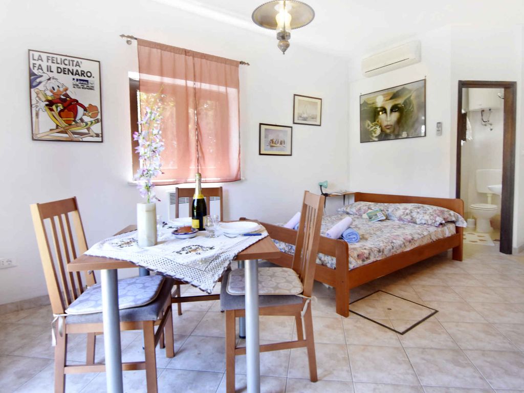 Studio mit Terrasse in der Nähe des Strandes Zambratija, für Paare