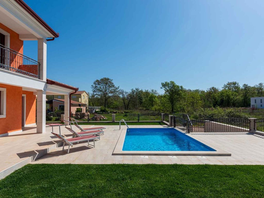 Villa mit Klimaanlage und Außenpool