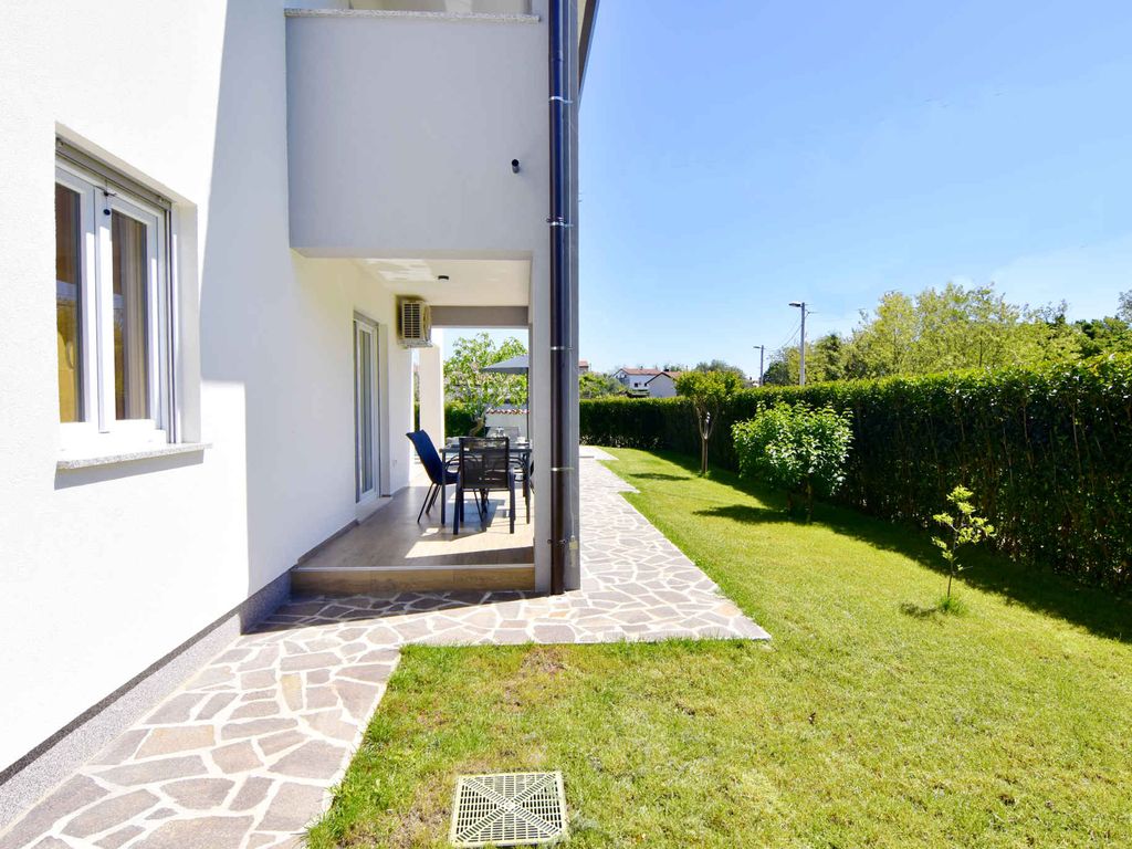 Ferienwohnung mit Swimmingpool in einer ruhigen Siedlung