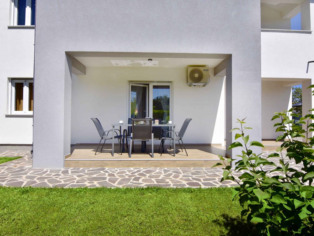 Ferienwohnung mit Swimmingpool in einer ruhigen Siedlung