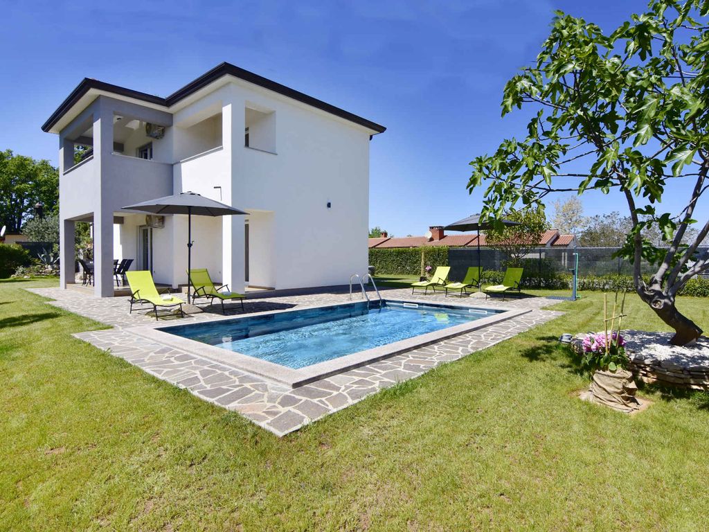 Ferienwohnung mit Swimmingpool in einer ruhigen Siedlung