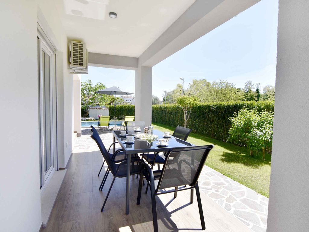 Ferienwohnung mit Swimmingpool in einer ruhigen Siedlung