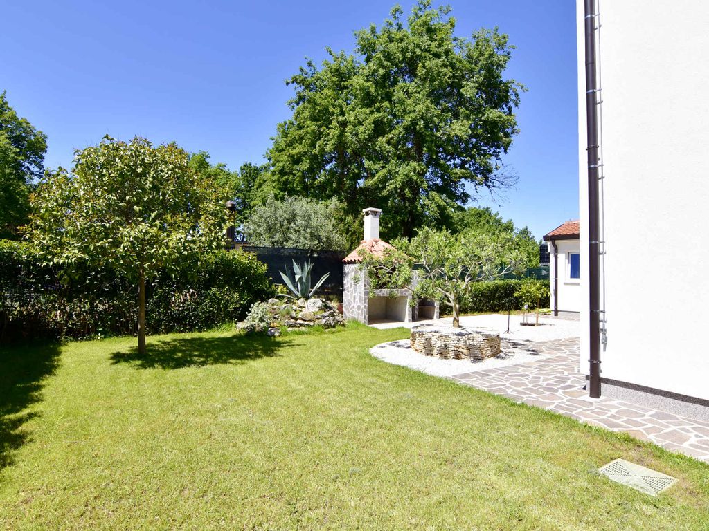Ferienwohnung mit Swimmingpool in einer ruhigen Siedlung