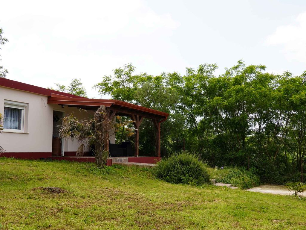 Bungalow Bungalow mit großem Garten