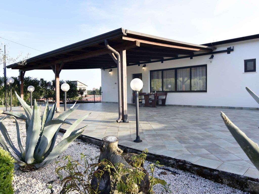 Ferienwohnung mit zwei Schlafzimmern und einer Terrasse in einer ruhigen Gegend nahe dem Meer
