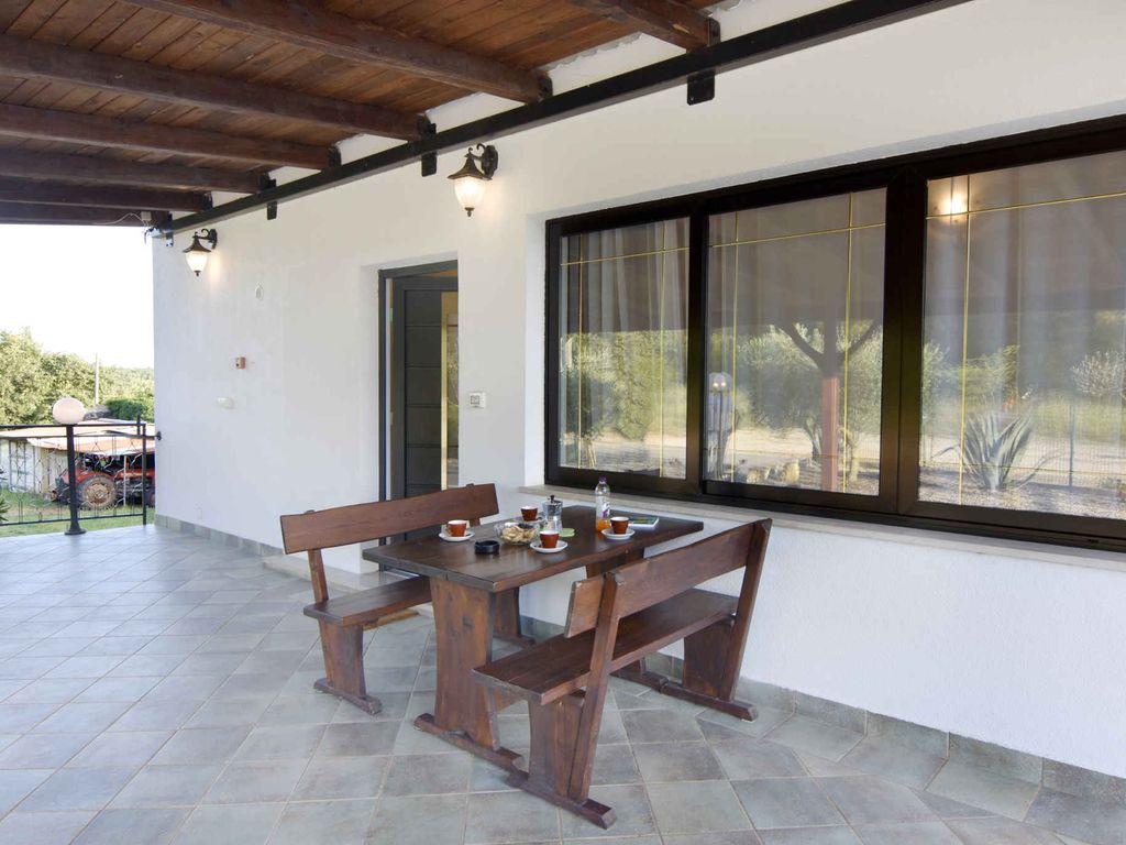 Ferienwohnung mit zwei Schlafzimmern und einer Terrasse in einer ruhigen Gegend nahe dem Meer