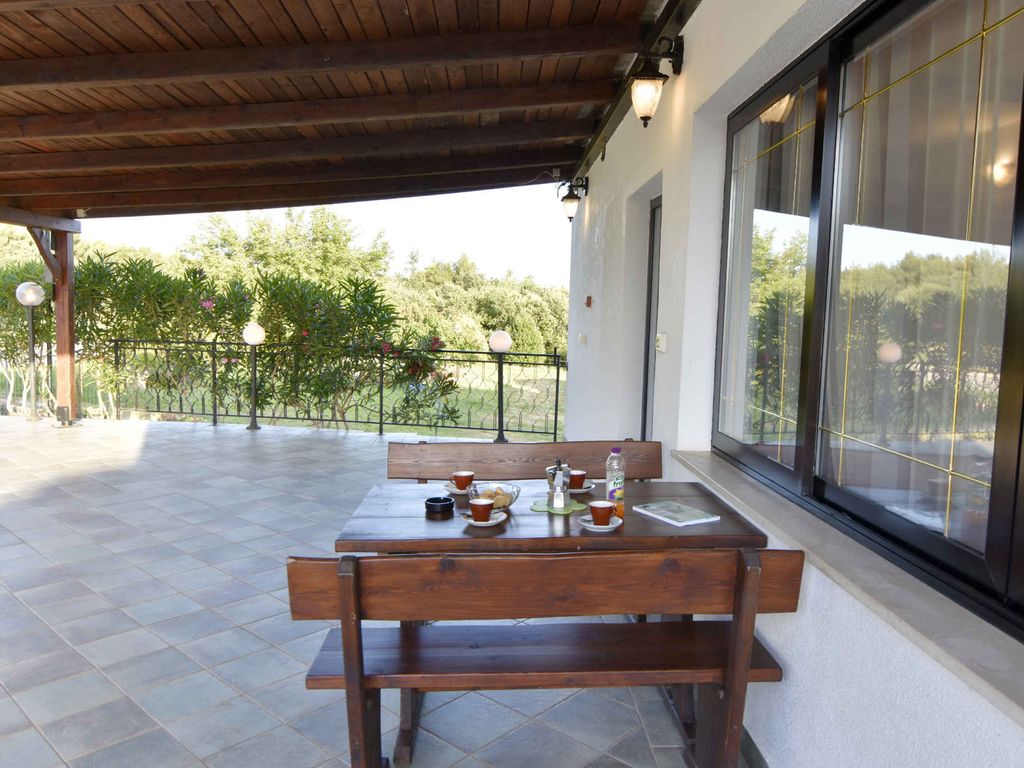 Ferienwohnung mit zwei Schlafzimmern und einer Terrasse in einer ruhigen Gegend nahe dem Meer