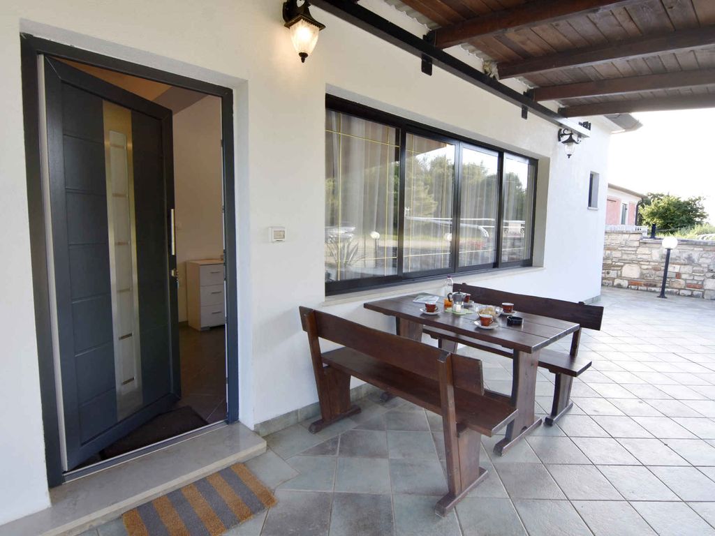 Ferienwohnung mit zwei Schlafzimmern und einer Terrasse in einer ruhigen Gegend nahe dem Meer