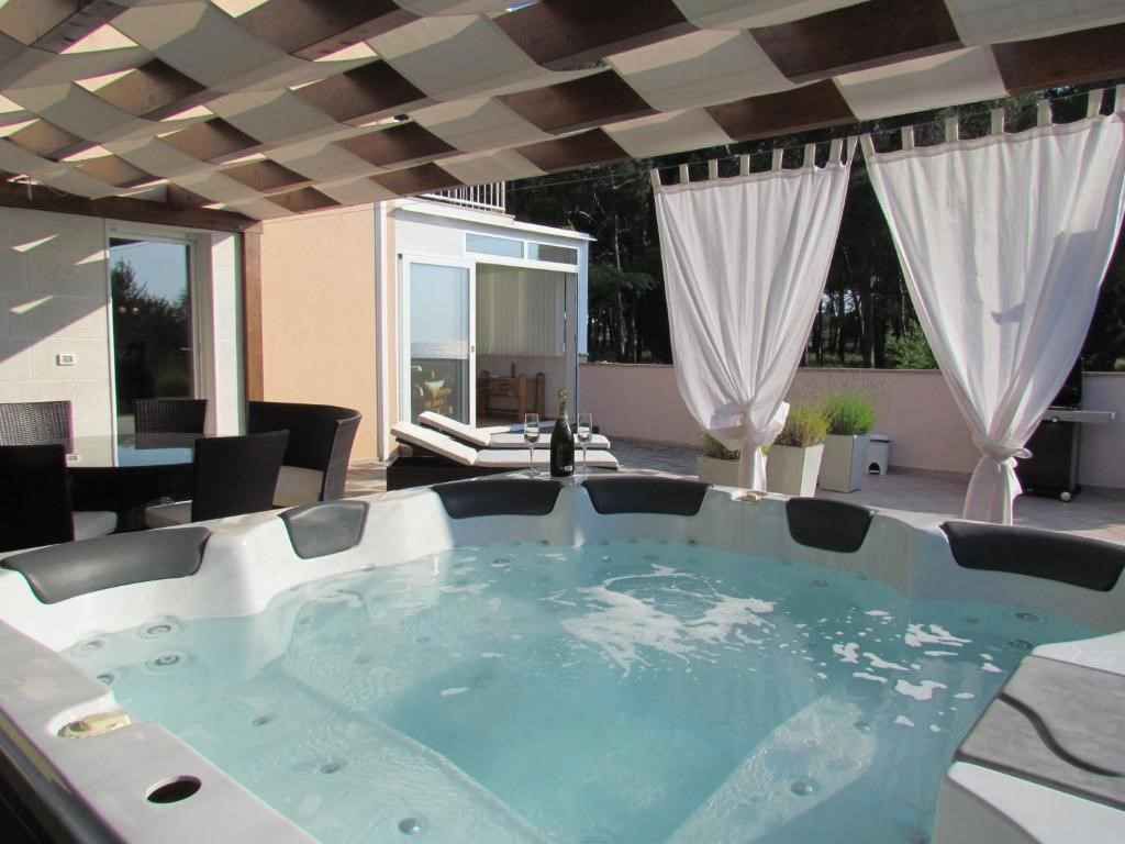 Ferienwohnung mit Jacuzzi und Meerblick