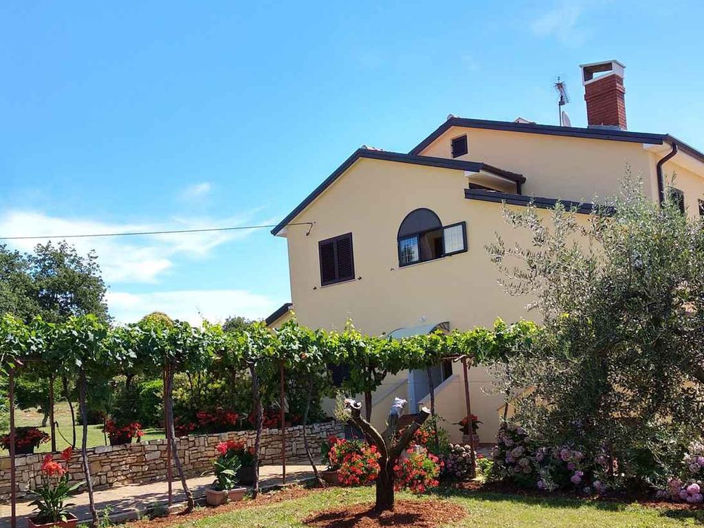 Ferienwohnung mit Terrasse umgeben von Natur