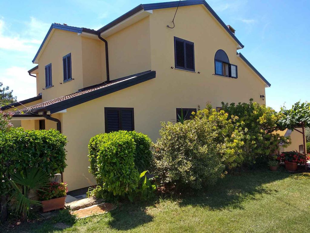 Ferienwohnung mit Terrasse umgeben von Natur
