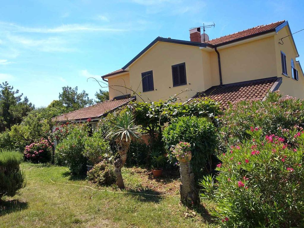 Ferienwohnung mit Terrasse umgeben von Natur