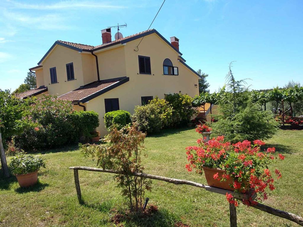 Ferienwohnung mit Terrasse umgeben von Natur