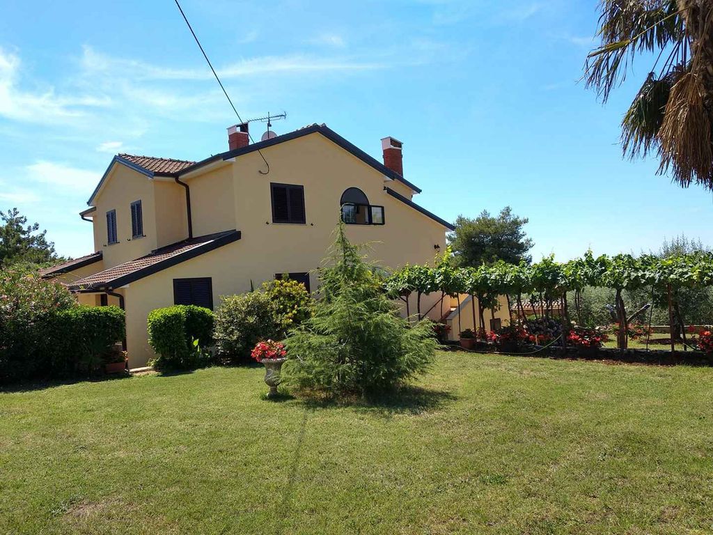 Ferienwohnung mit Terrasse umgeben von Natur
