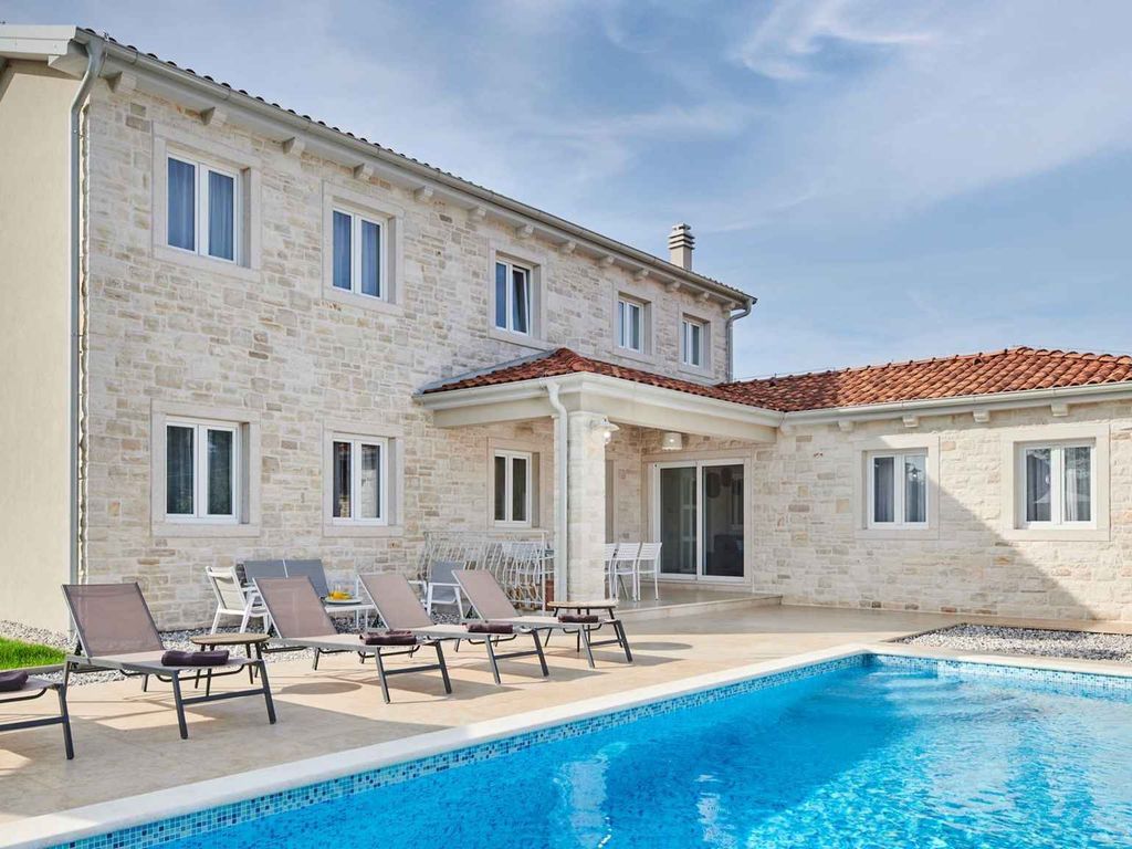 Villa mit Klimaanlage und Pool