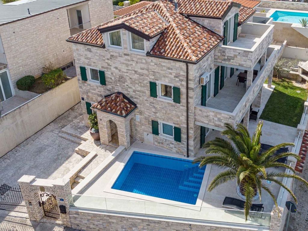 Villa mit Pool