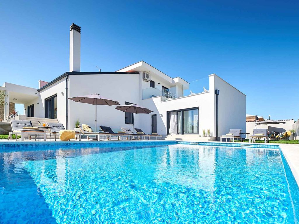 Villa mit Pool und Klimaanlage