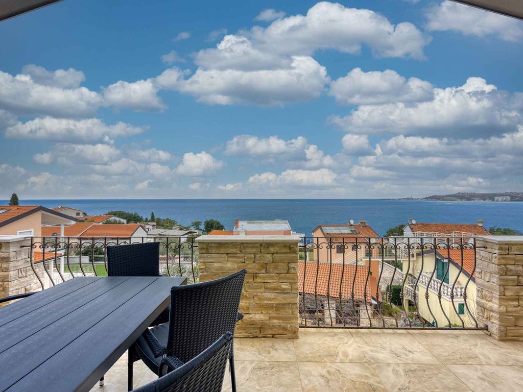 Apartment mit wunderschönem Meerblick, zwei Schlafzimmern, privatem Parkplatz, ideal für 4–5 Personen