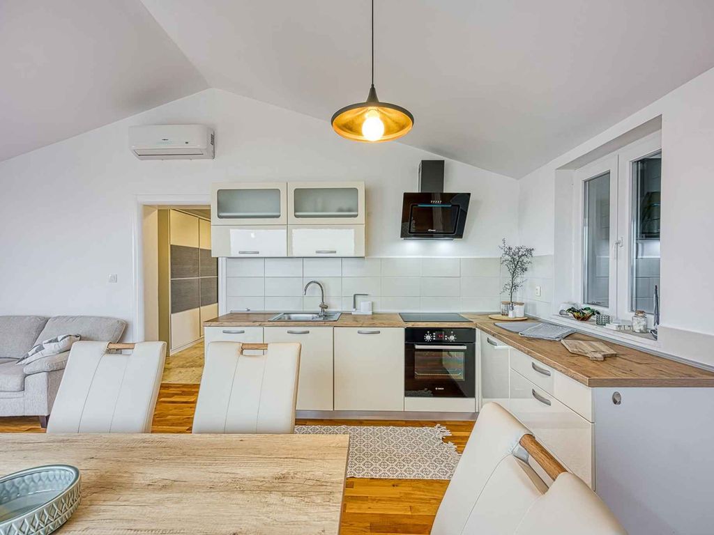 Apartment mit wunderschönem Meerblick, zwei Schlafzimmern, privatem Parkplatz, ideal für 4–5 Personen