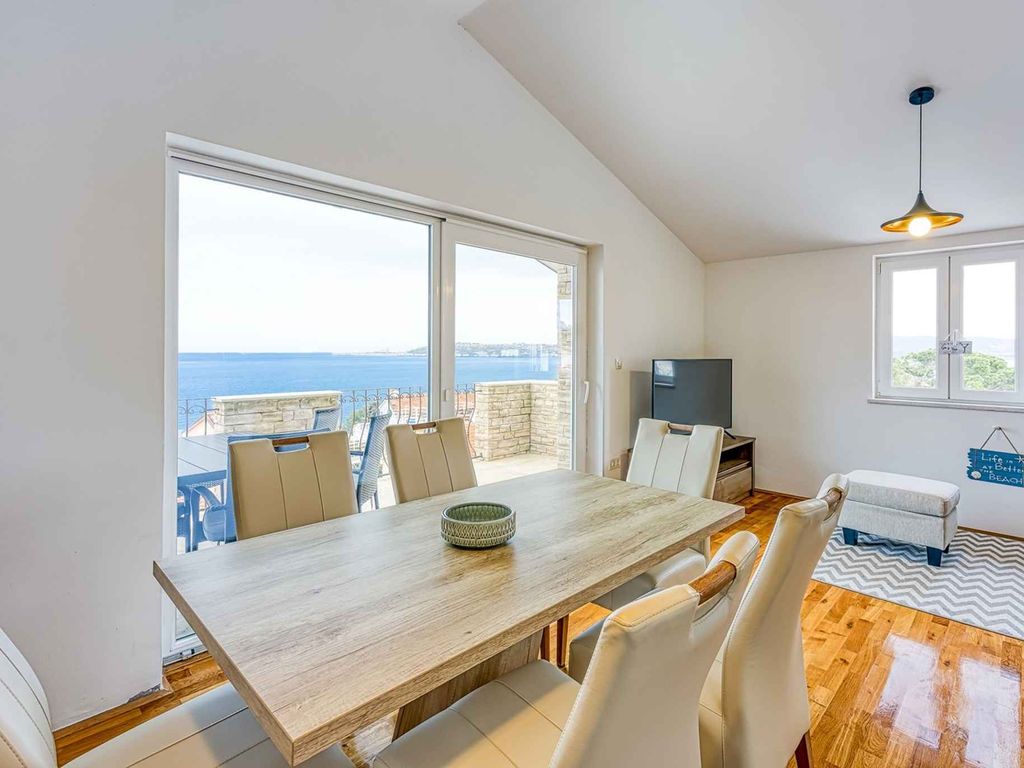 Apartment mit wunderschönem Meerblick, zwei Schlafzimmern, privatem Parkplatz, ideal für 4–5 Personen