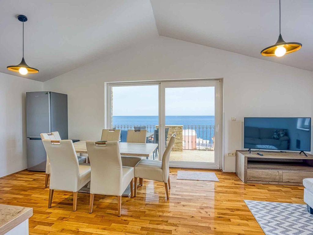 Apartment mit wunderschönem Meerblick, zwei Schlafzimmern, privatem Parkplatz, ideal für 4–5 Personen