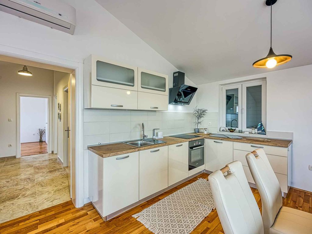 Apartment mit wunderschönem Meerblick, zwei Schlafzimmern, privatem Parkplatz, ideal für 4–5 Personen