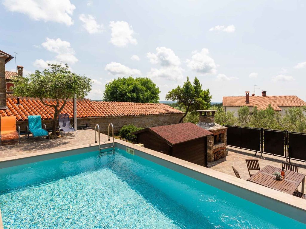 Villa mit Swimmingpool und Grillterrasse